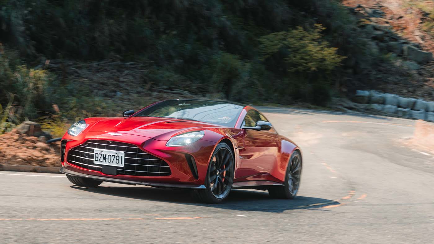 Aston Martin Vantage-7