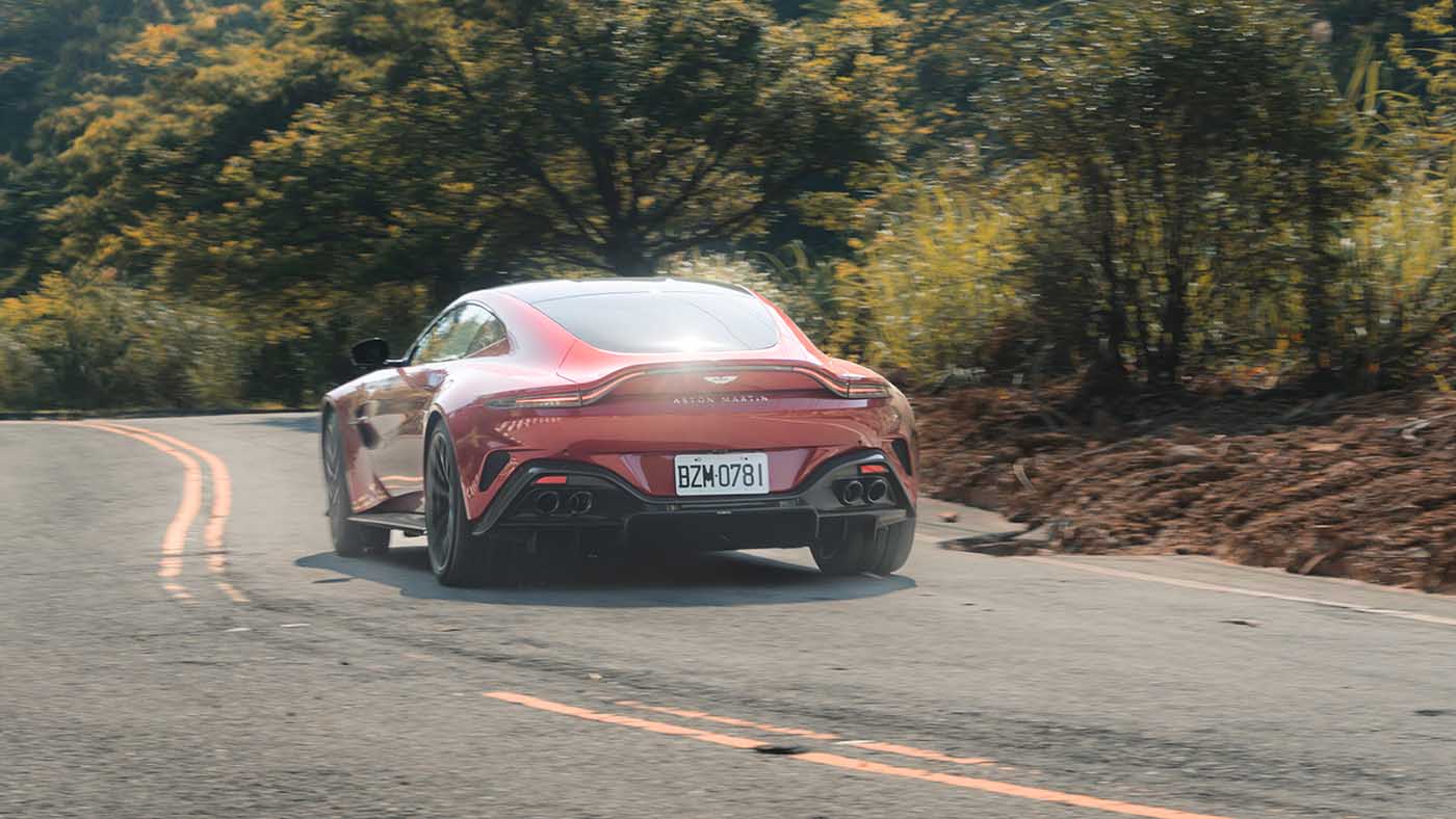 Aston Martin Vantage-7