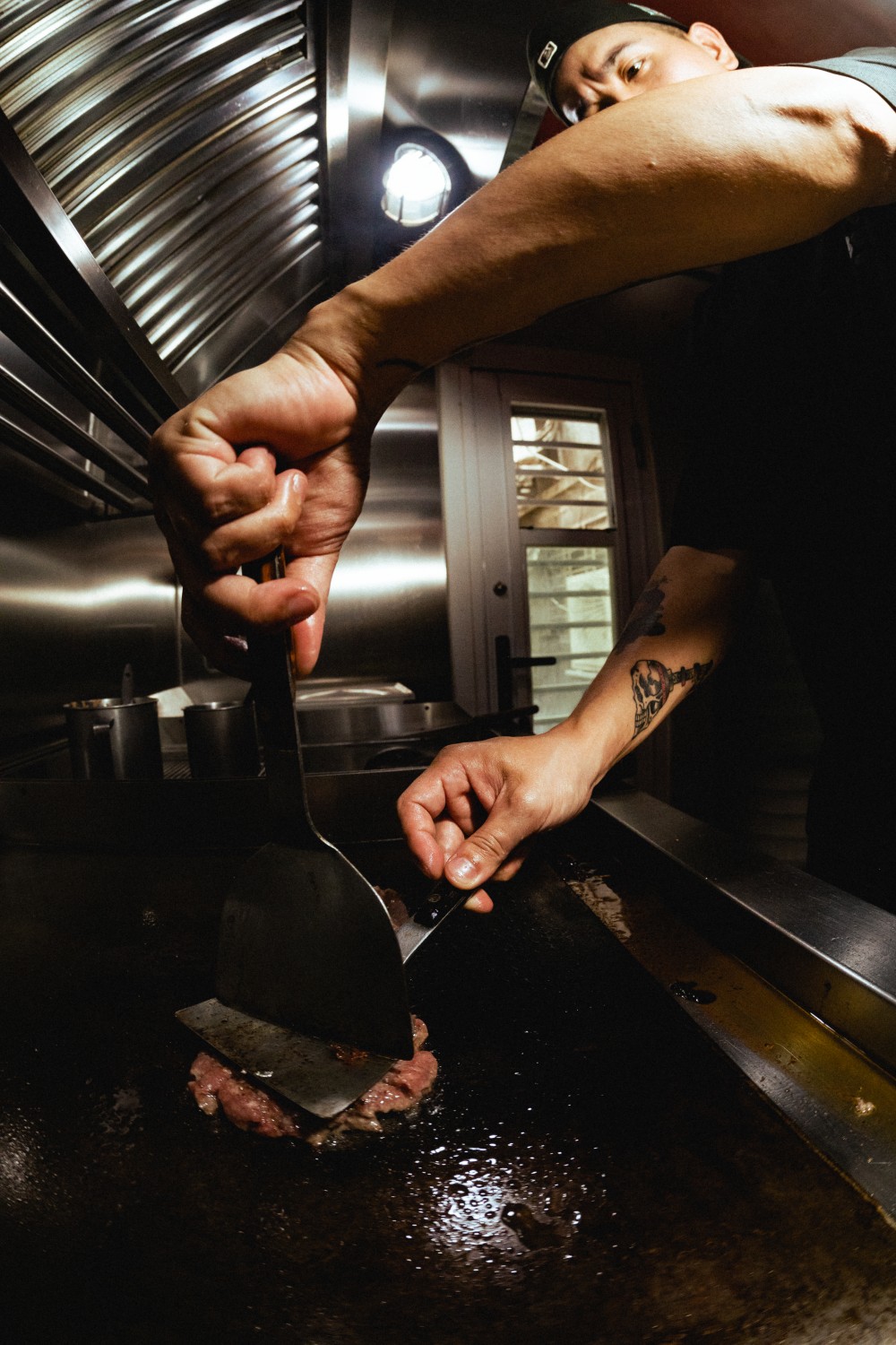 當街頭品牌遇上罪惡系黑色漢堡！CARRYON x BOUNCE BACK 重磅推出聯名企劃！