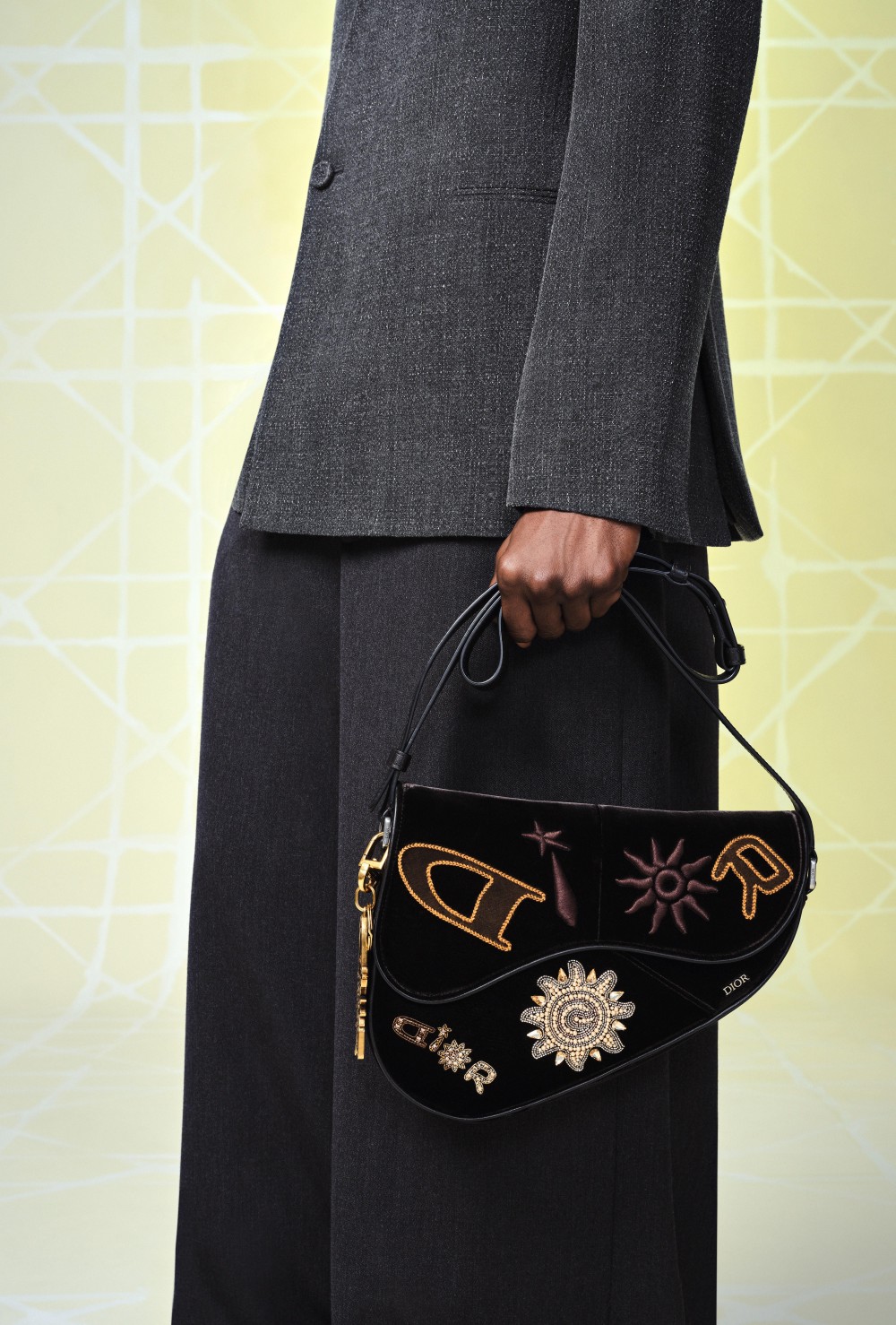 周董搶先身上！Dior 與 F1 車神 Lewis Hamilton 聯名系列釋出！