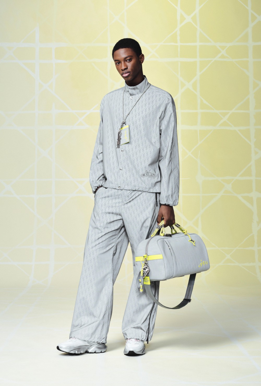 周董搶先身上！Dior 與 F1 車神 Lewis Hamilton 聯名系列釋出！