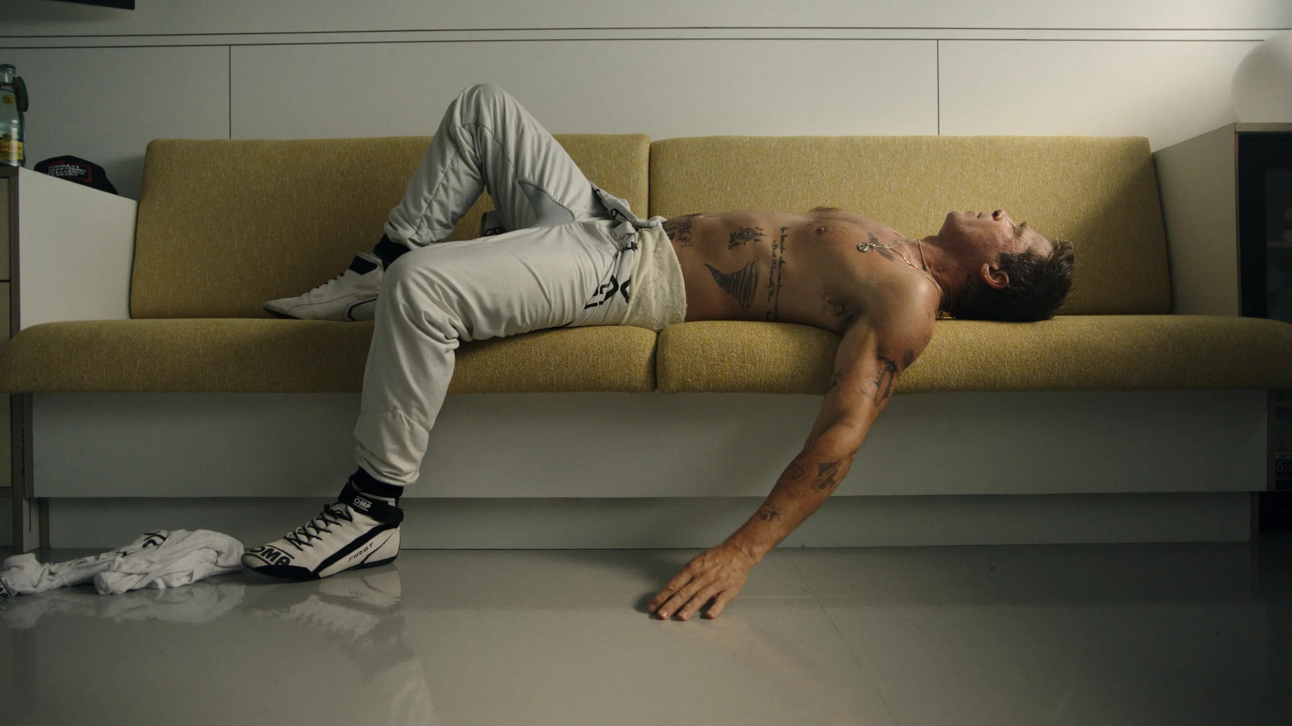 對尬布萊德彼特？！基努李維為「凱迪拉克進軍 F1」紀錄片操刀，身兼主持人、執行製片！