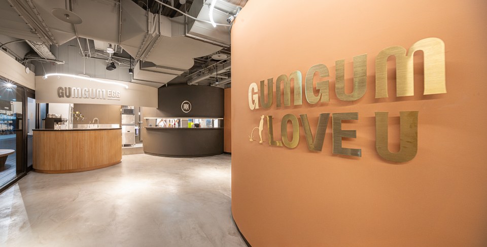 GUMGUM EGG室內空間89坪,共有約95個座位。