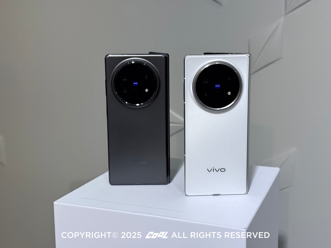 vivo X Fold5 旗艦摺疊機將在台推出「鈦灰」、「羽白」兩色。