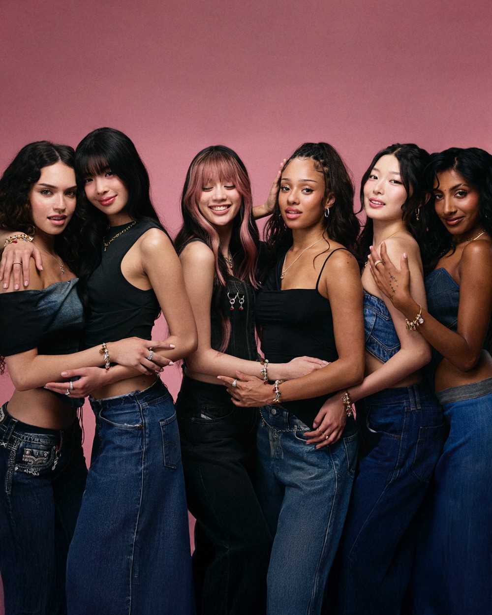 國際女團 KATSEYE 你跟上了嗎？首波合作攜手 Pandora 引爆風格新浪潮！