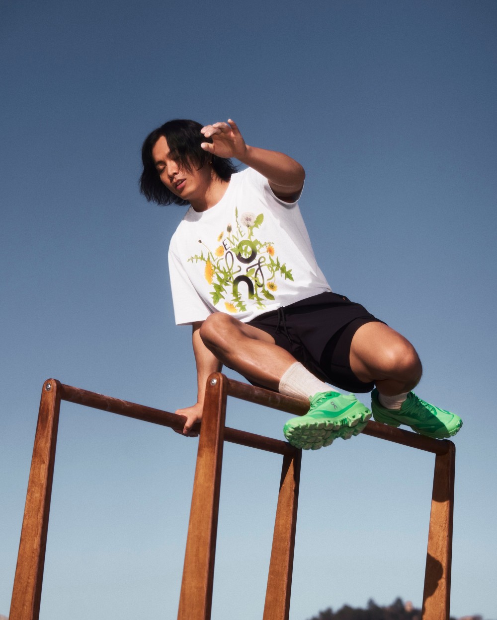 一開賣就搶爆！LOEWE x On 話題聯名回歸，這雙「半透明帥鞋」必收！