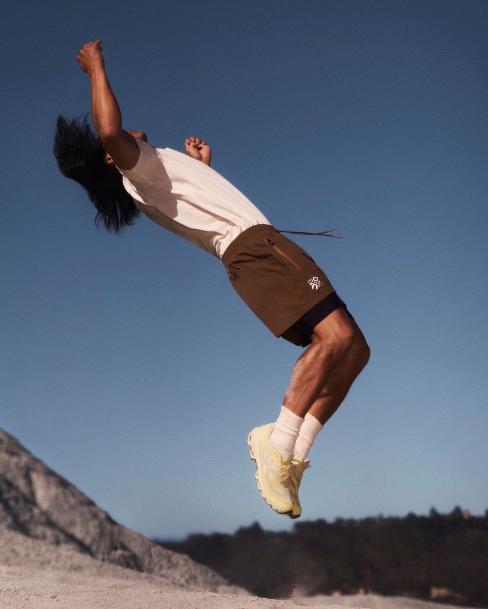 一開賣就搶爆！LOEWE x On 話題聯名回歸，這雙「半透明帥鞋」必收！