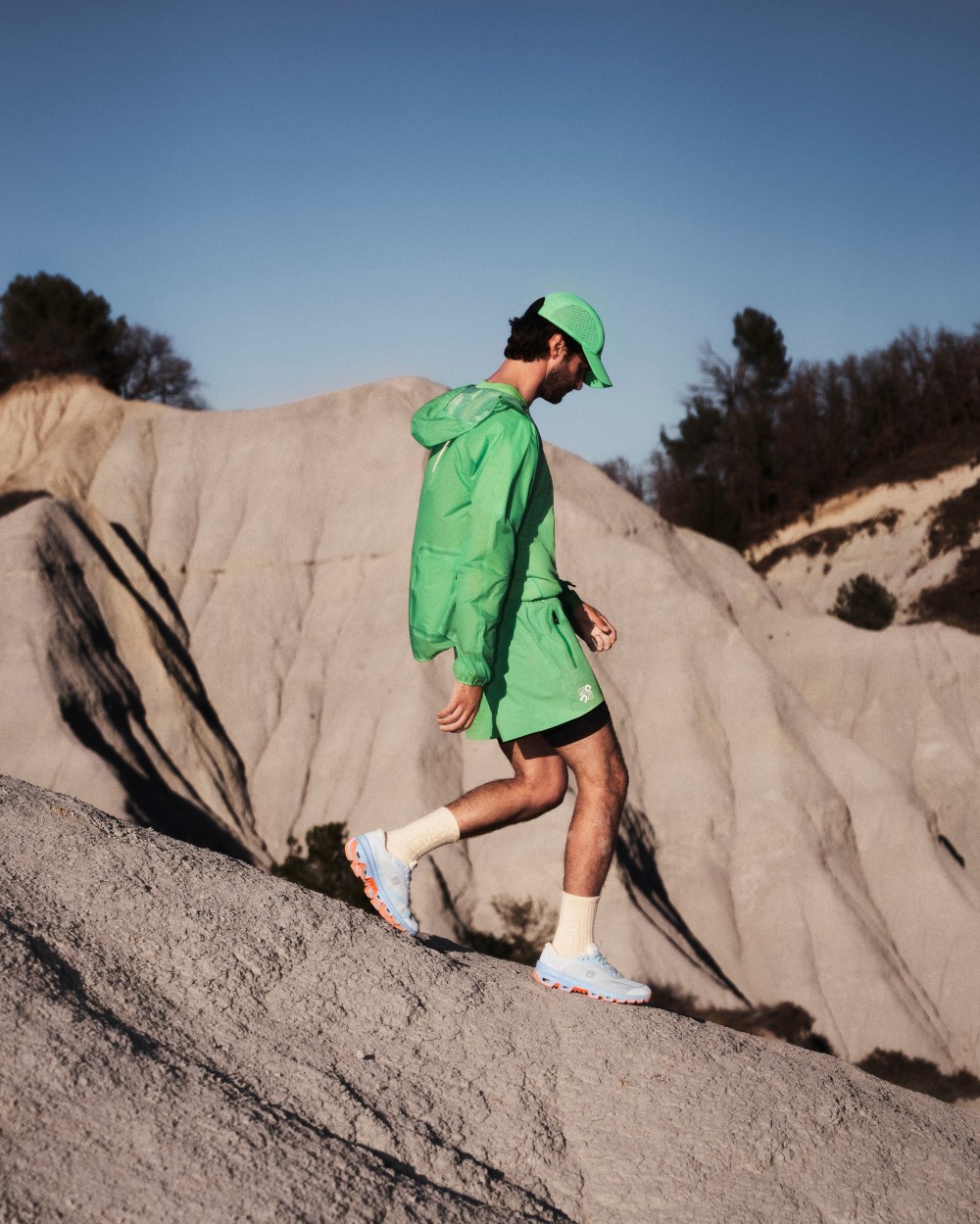 一開賣就搶爆！LOEWE x On 話題聯名回歸，這雙「半透明帥鞋」必收！