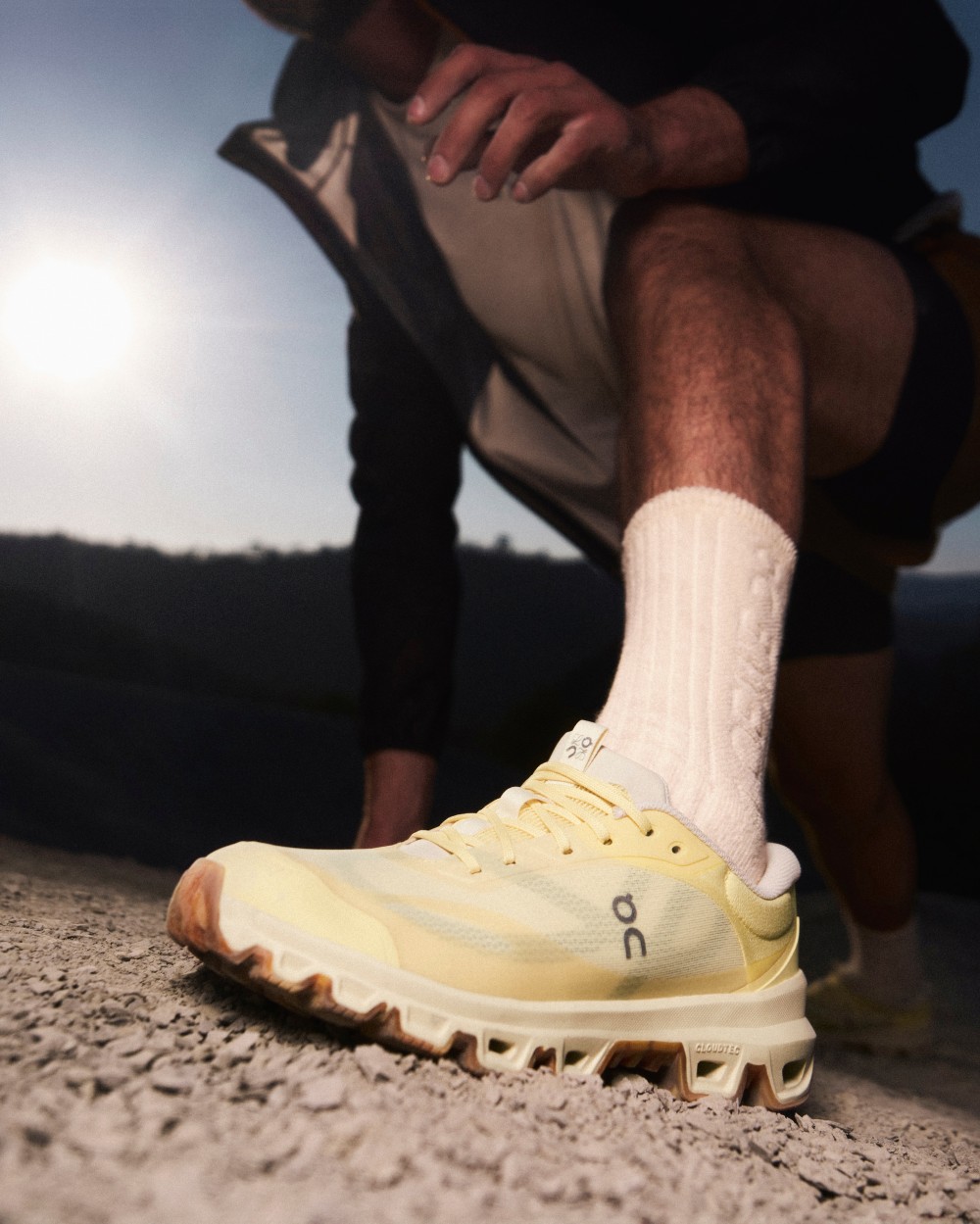 一開賣就搶爆！LOEWE x On 話題聯名回歸，這雙「半透明帥鞋」必收！