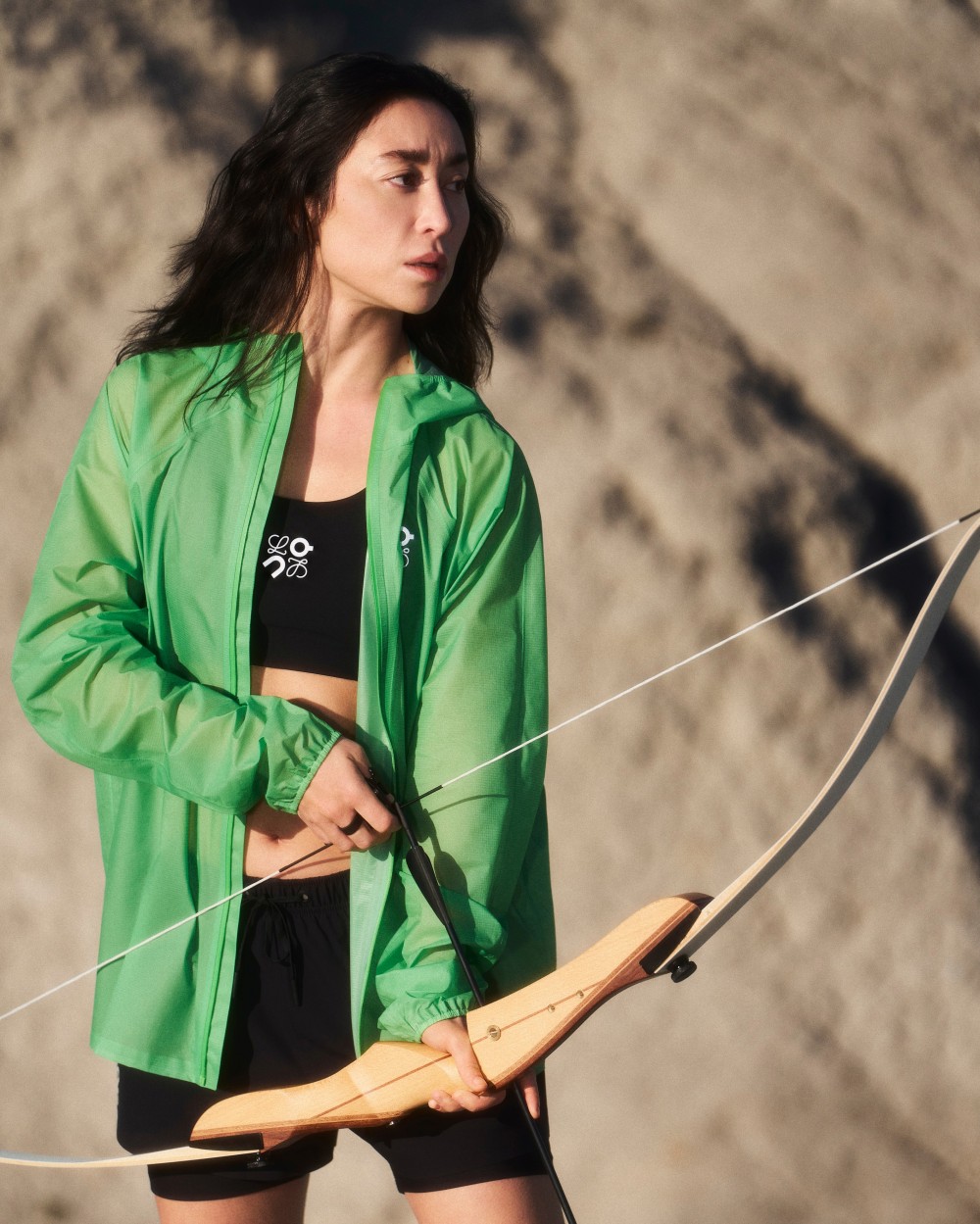 一開賣就搶爆！LOEWE x On 話題聯名回歸，這雙「半透明帥鞋」必收！