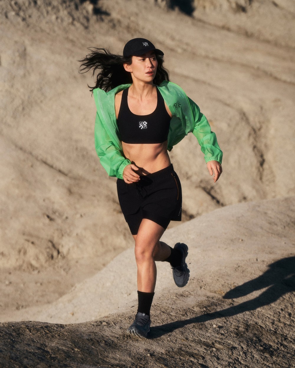 一開賣就搶爆！LOEWE x On 話題聯名回歸，這雙「半透明帥鞋」必收！