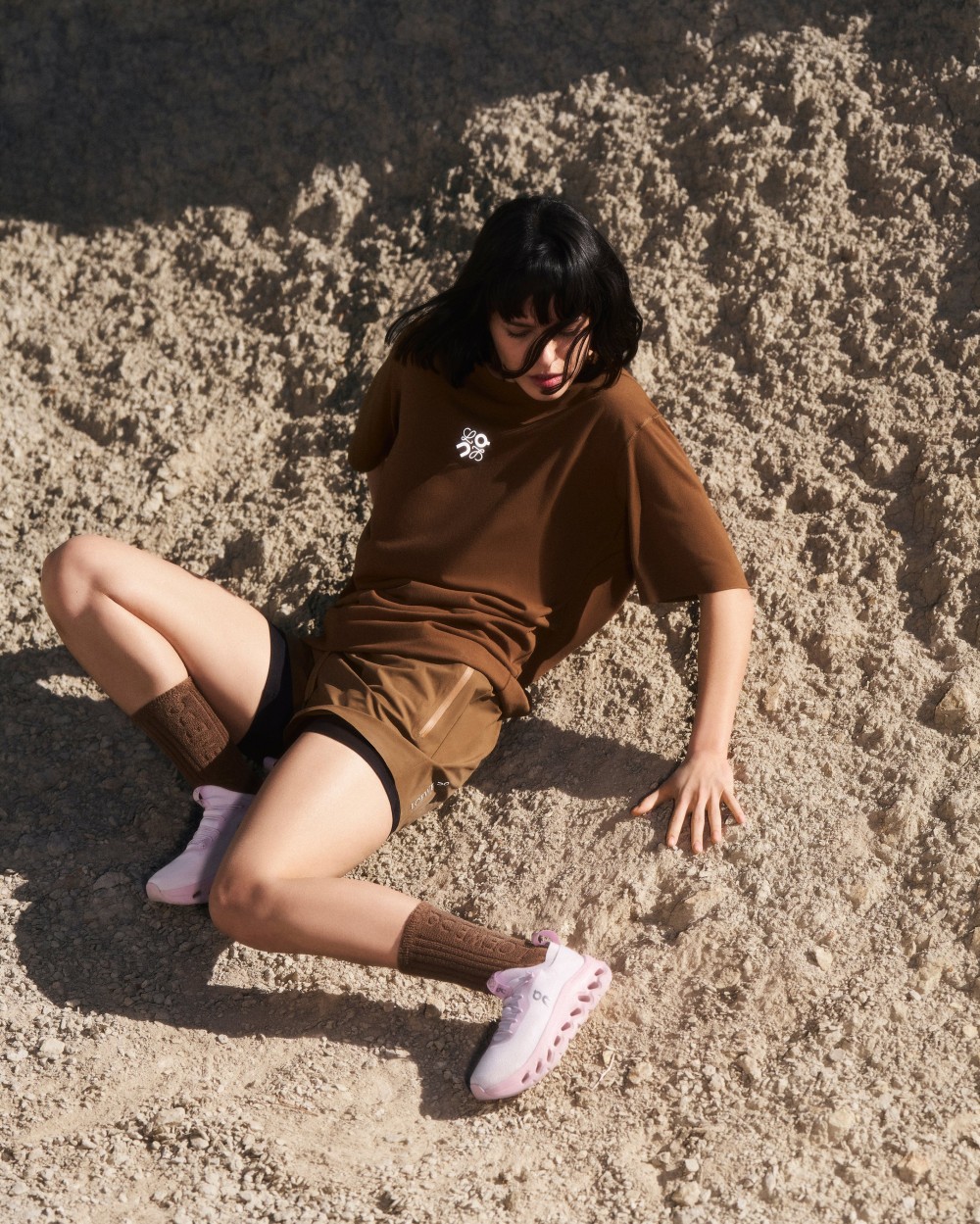 一開賣就搶爆！LOEWE x On 話題聯名回歸，這雙「半透明帥鞋」必收！