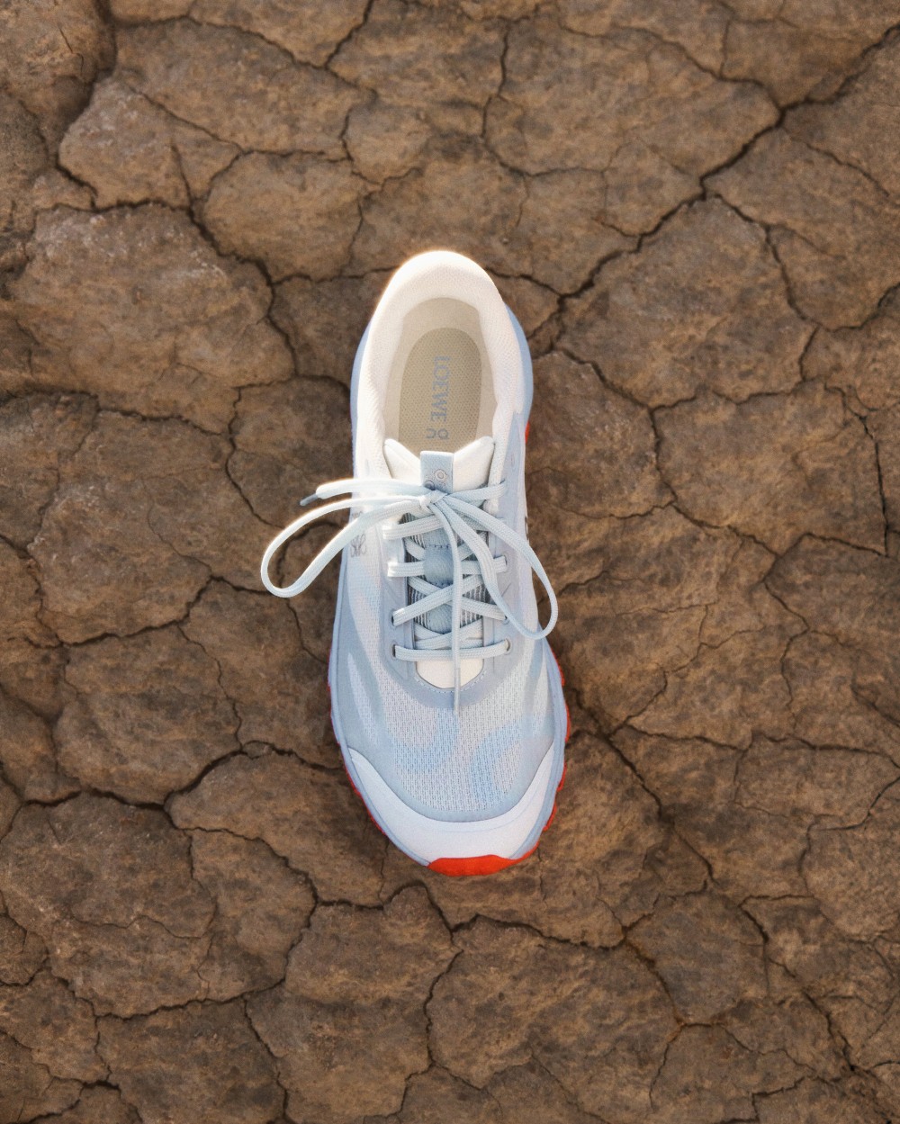 一開賣就搶爆！LOEWE x On 話題聯名回歸，這雙「半透明帥鞋」必收！