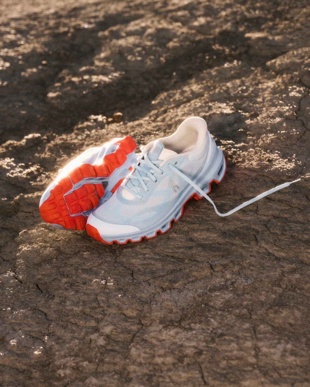 一開賣就搶爆！LOEWE x On 話題聯名回歸，這雙「半透明帥鞋」必收！