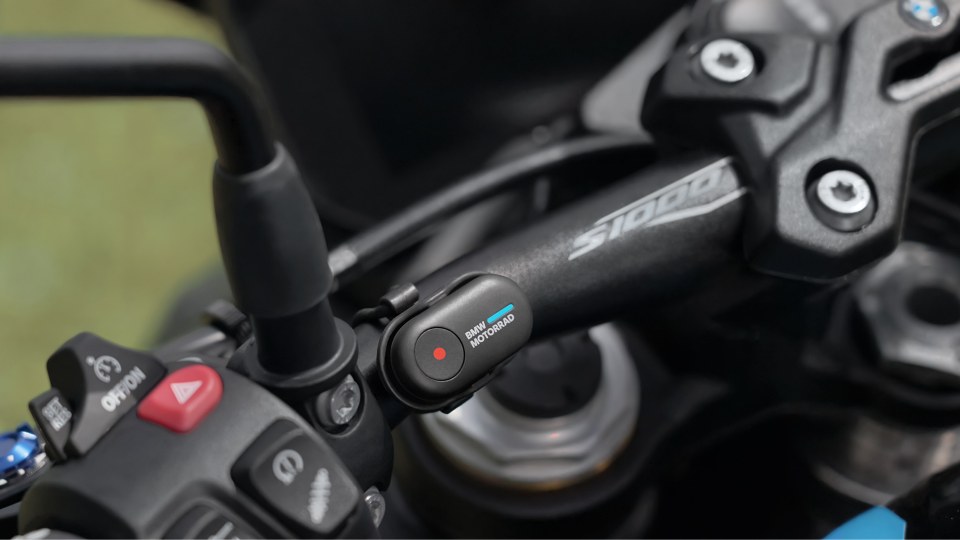 Insta360 X5 BMW Motorrad 聯名款搭載全新設計迷你遙控器,協助騎士在雙手不離把手的情況下控制錄影