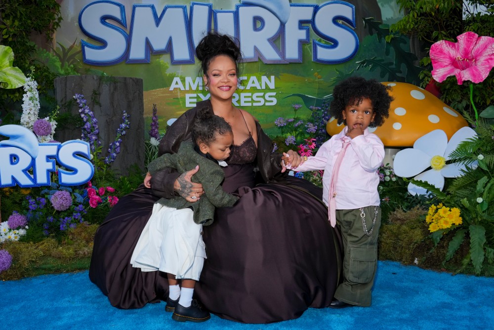 從小穿 Dior！Rihanna 兩兒子首映紅毯造型超搶鏡！網：再次應證投胎的重要性⋯