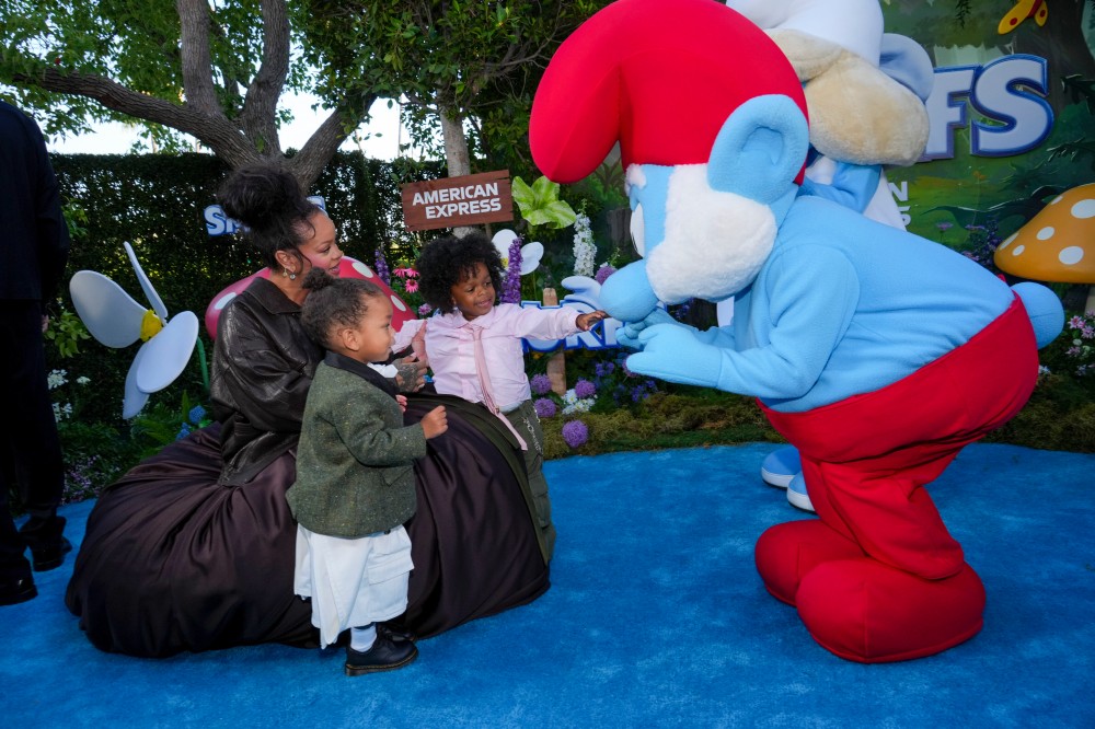 從小穿 Dior！Rihanna 兩兒子首映紅毯造型超搶鏡！網：再次應證投胎的重要性⋯