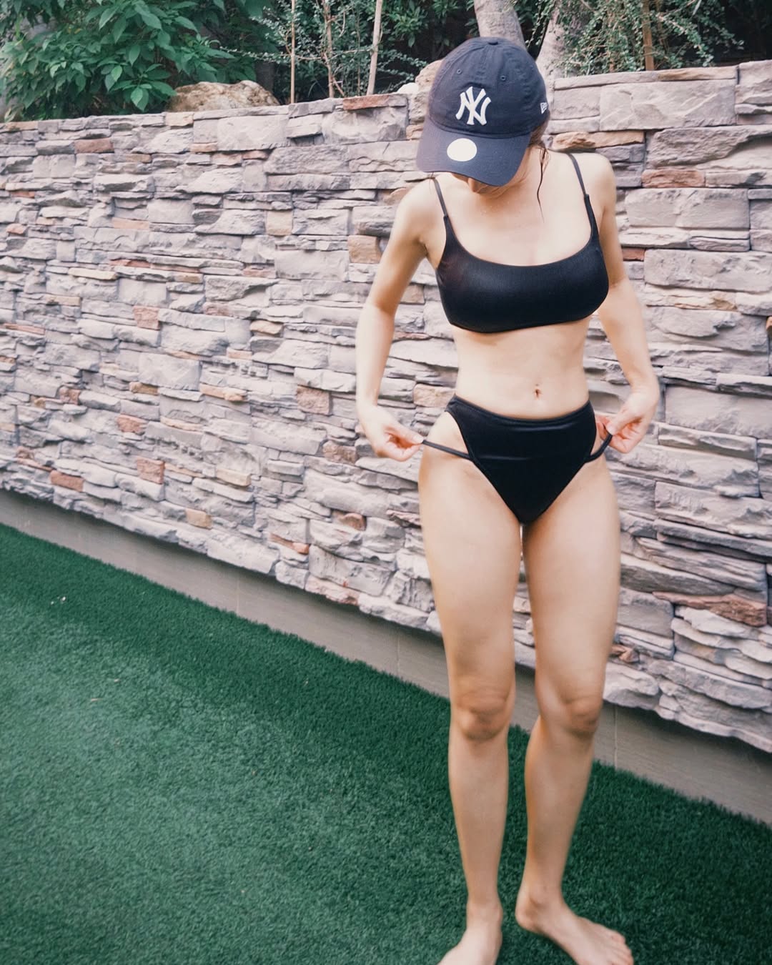 樂天新 MC 巫苡萱深夜曬半基尼！「金屬鍊卡雙乳深溝」視覺炸裂，加碼誘人辣照引網騷動！