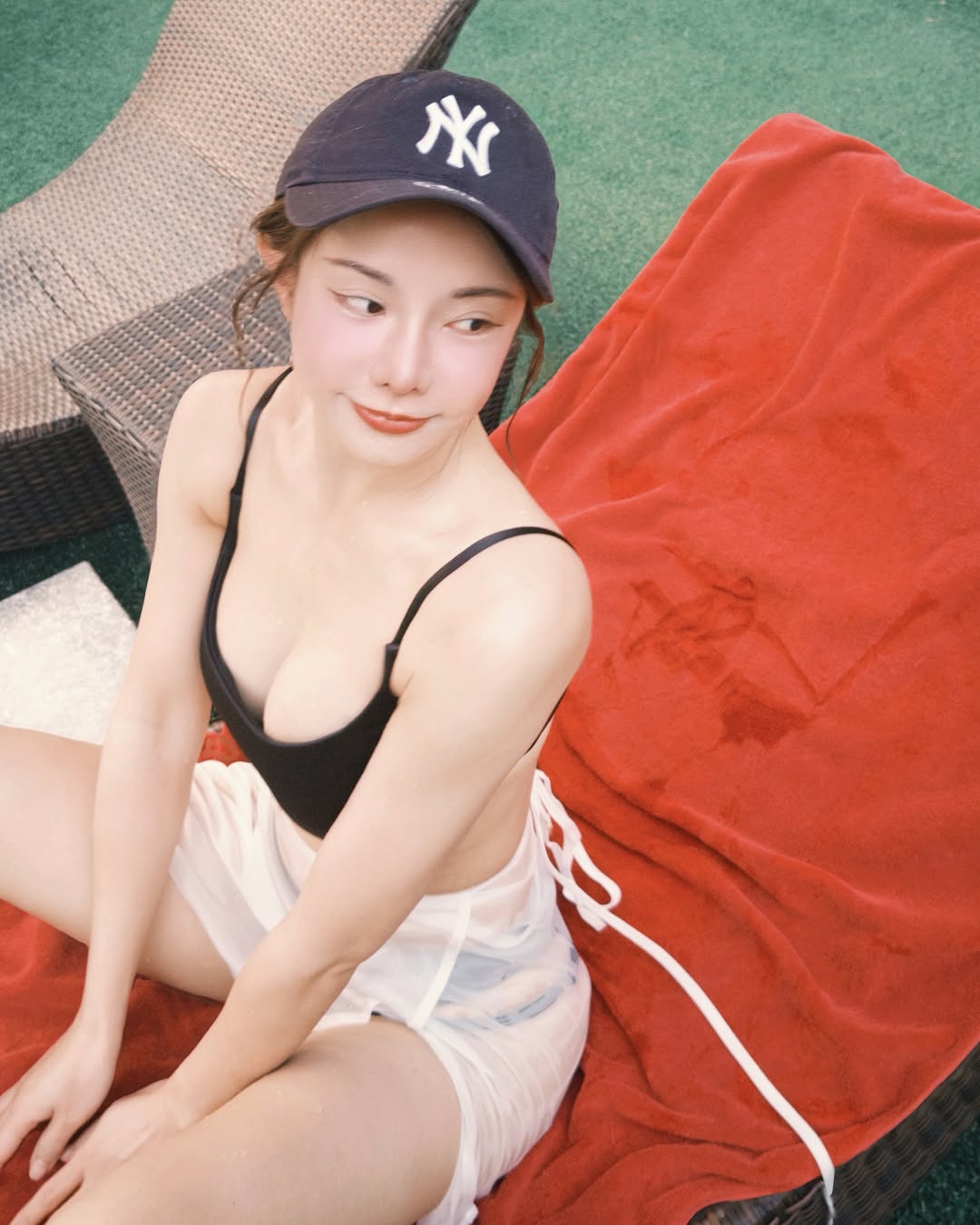 樂天新 MC 巫苡萱深夜曬半基尼！「金屬鍊卡雙乳深溝」視覺炸裂，加碼誘人辣照引網騷動！