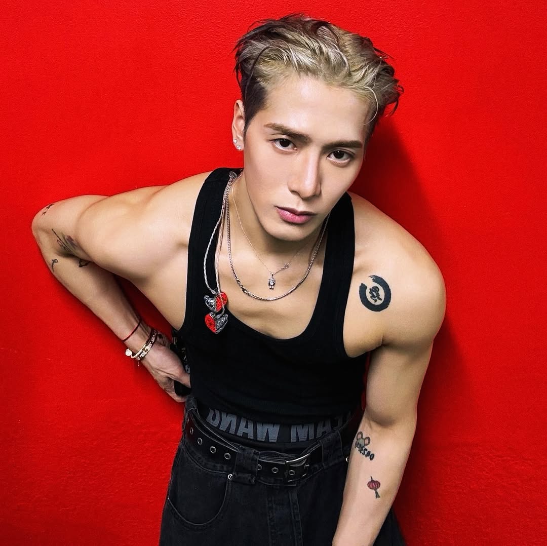 沒學到 Jennie 的教訓？王嘉爾疑似「菸吐保鑣臉上」網轟：沒水準