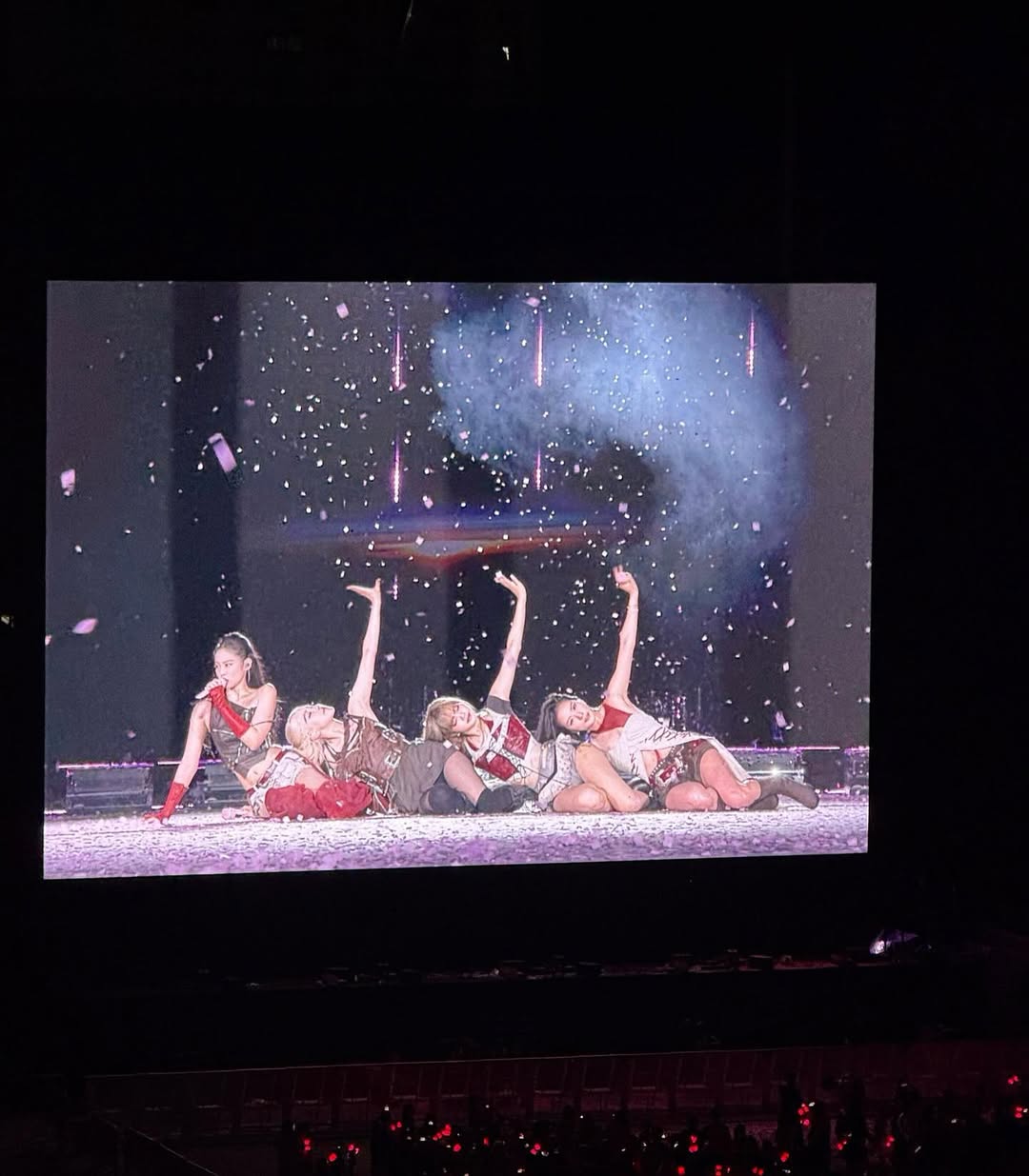 LA 吃太好！Bruno Mars 驚喜現身 BLACKPINK 巡迴同台 ROSÉ 演唱〈APT.〉！