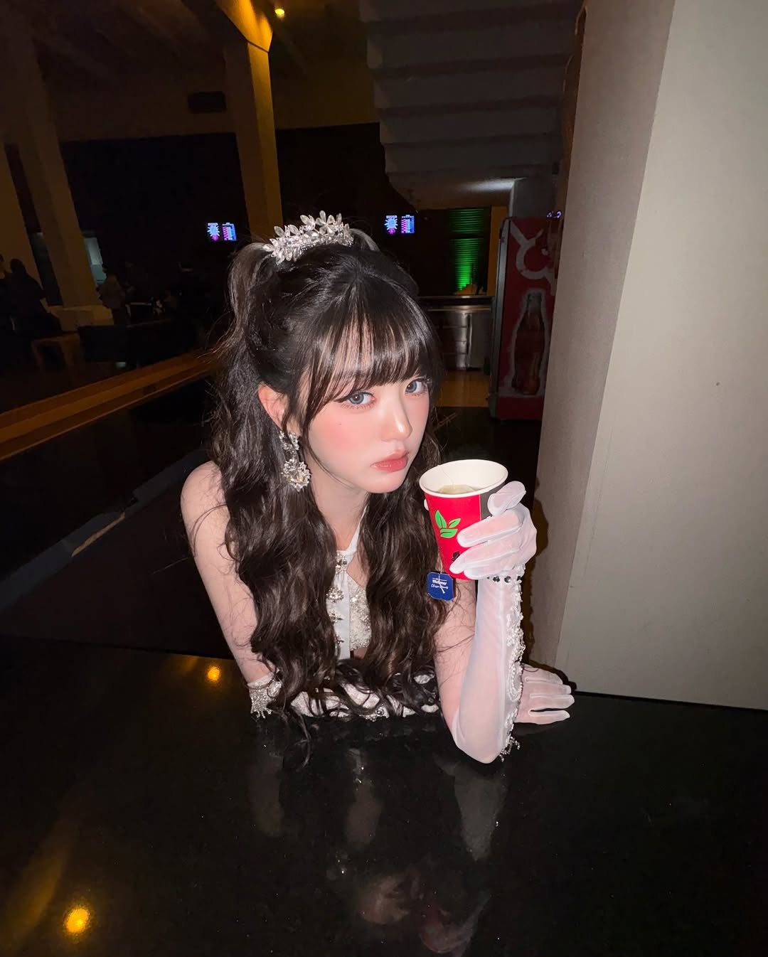 張員瑛開球服裝惹議！平口緊身裝「下半身還短到露底褲」粉絲一看快氣炸