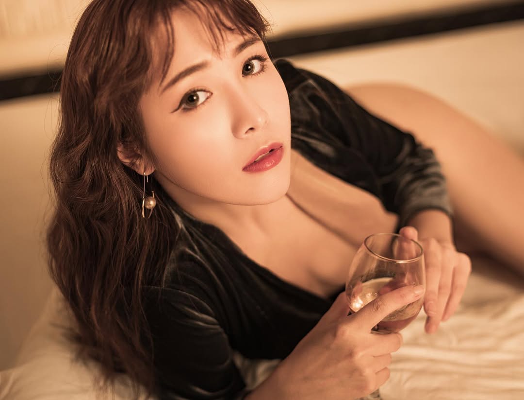 「最美牙醫」劉芷伊解放超頂身材！比基尼照辣到被懷疑是 AI，腹肌線條太狠了！