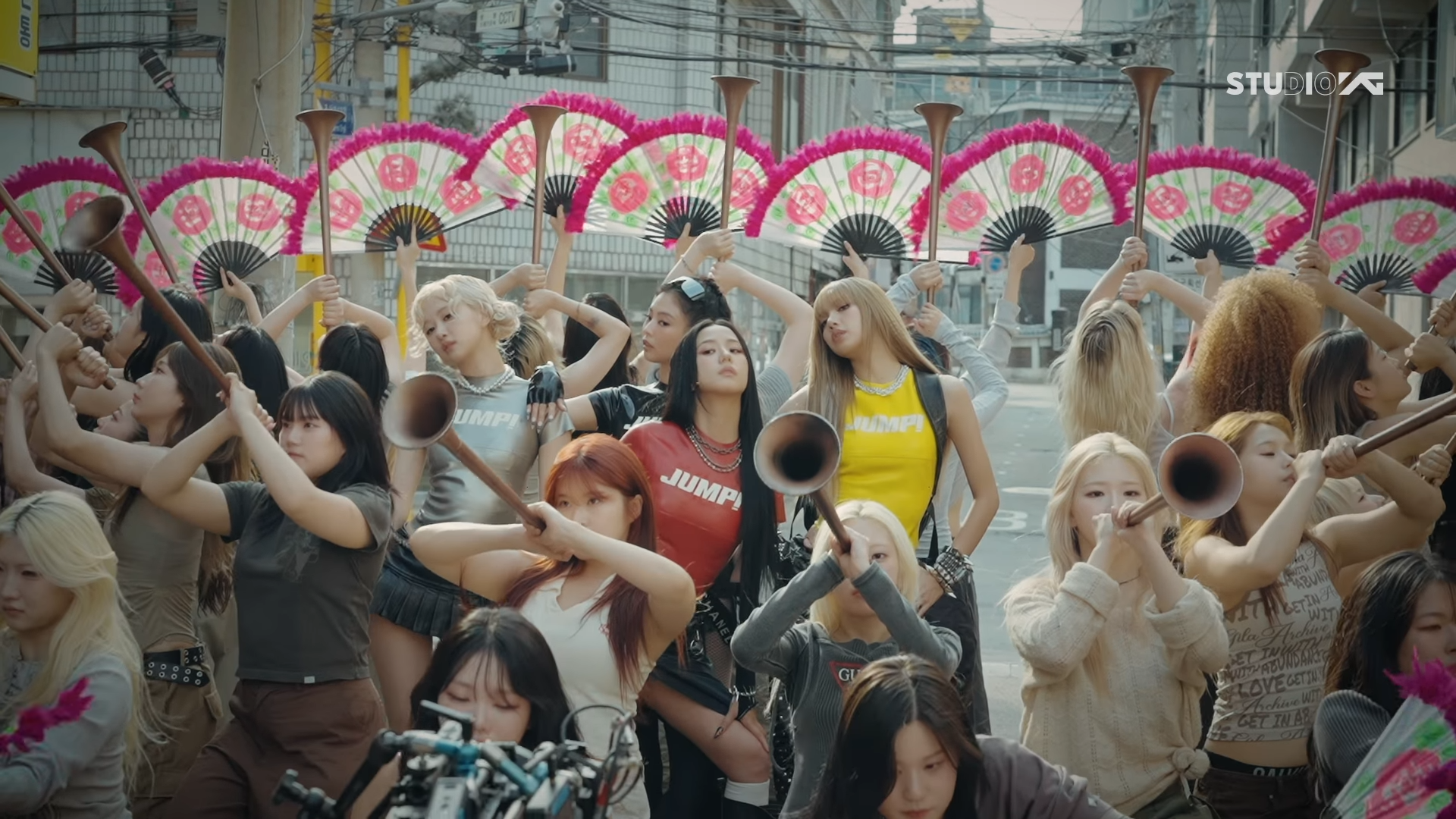 BLACKPINK 公開新歌〈JUMP〉MV 幕後花絮！超魔性 MV 拍攝秘密大公開！