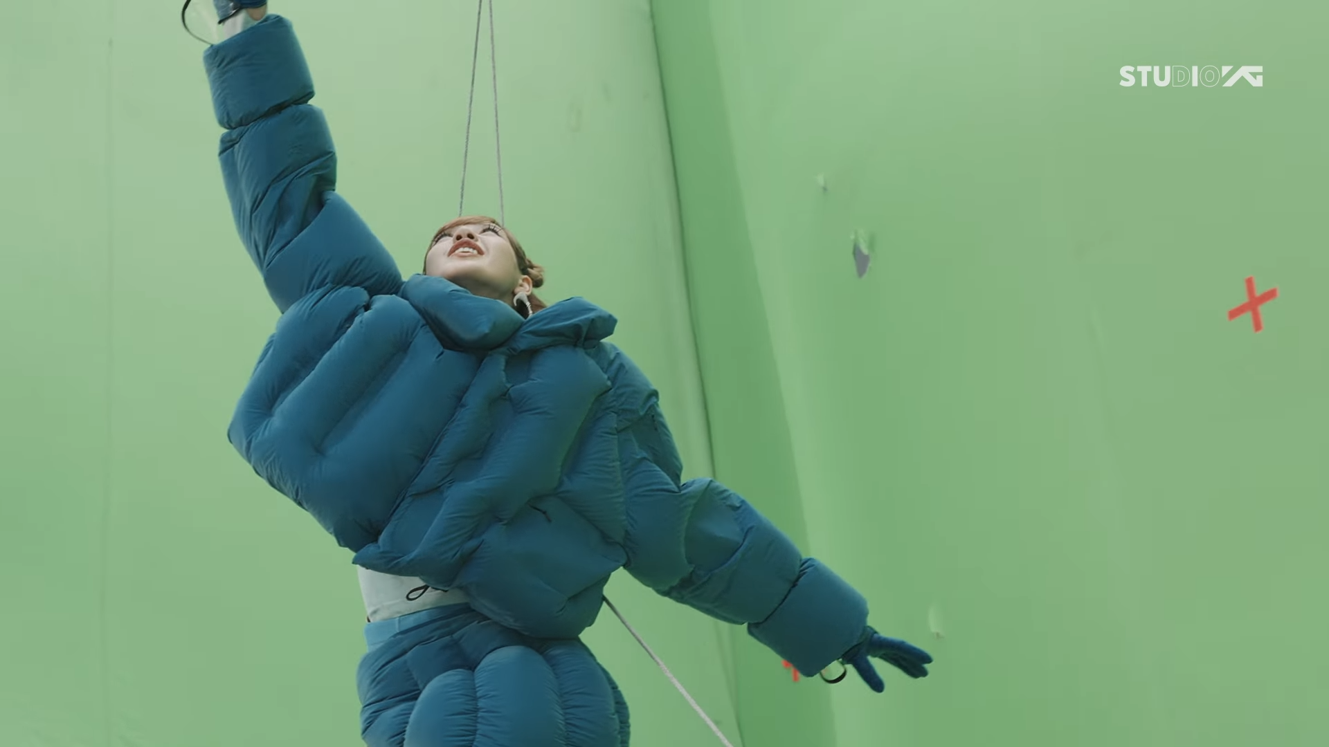 BLACKPINK 公開新歌〈JUMP〉MV 幕後花絮！超魔性 MV 拍攝秘密大公開！