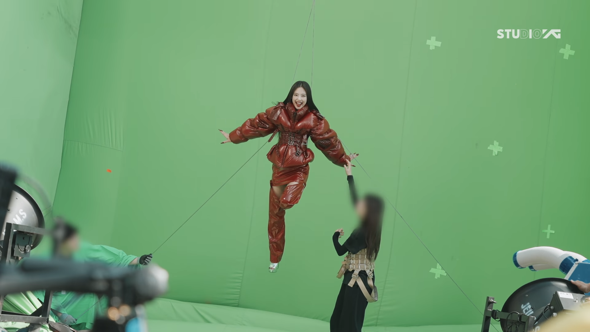 BLACKPINK 公開新歌〈JUMP〉MV 幕後花絮！超魔性 MV 拍攝秘密大公開！