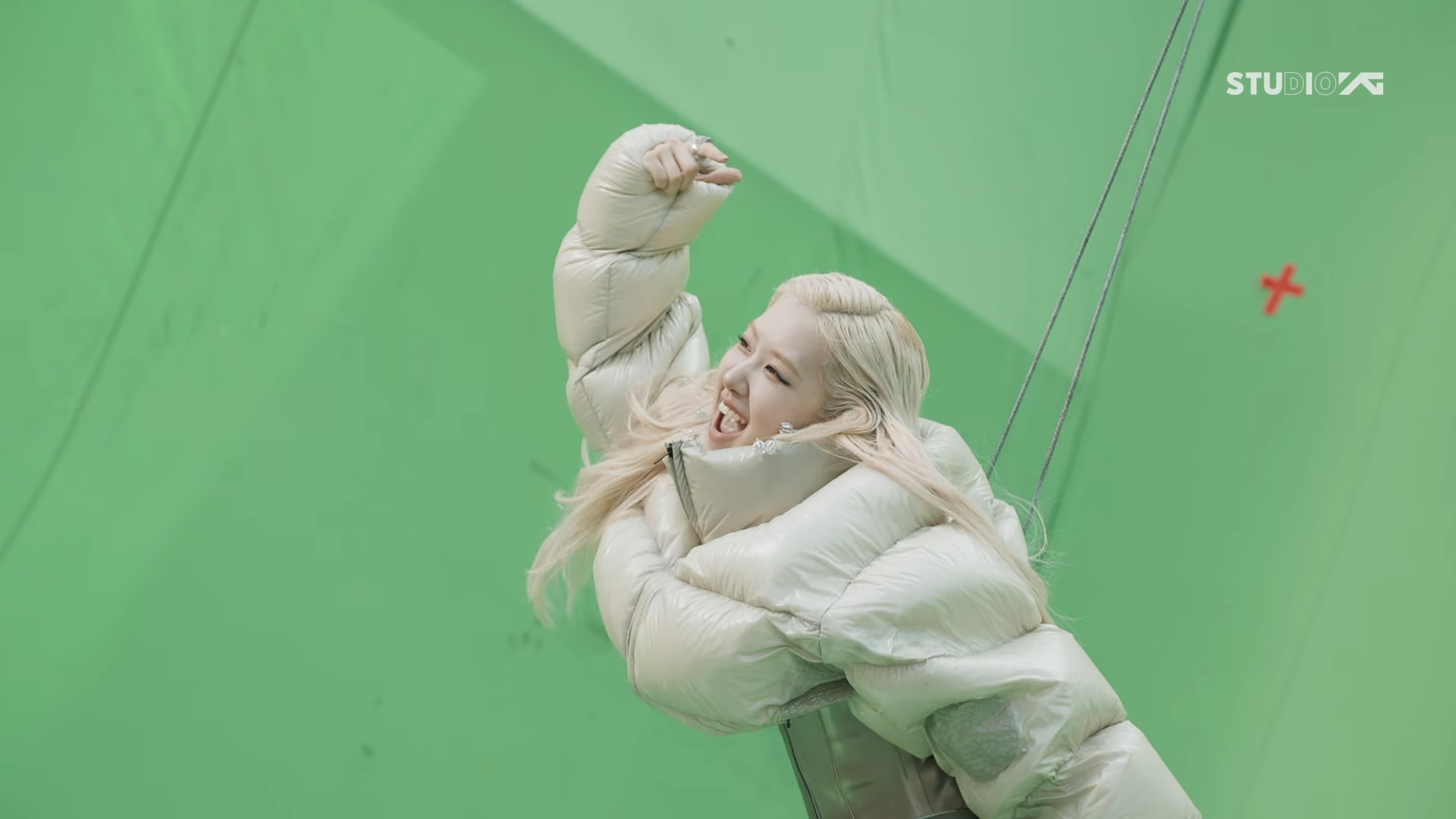 BLACKPINK 公開新歌〈JUMP〉MV 幕後花絮！超魔性 MV 拍攝秘密大公開！