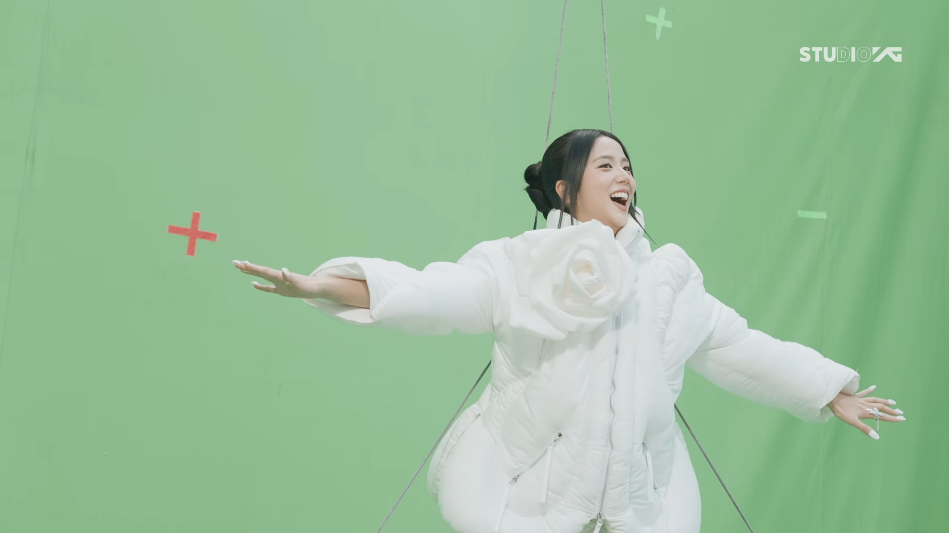 BLACKPINK 公開新歌〈JUMP〉MV 幕後花絮！超魔性 MV 拍攝秘密大公開！