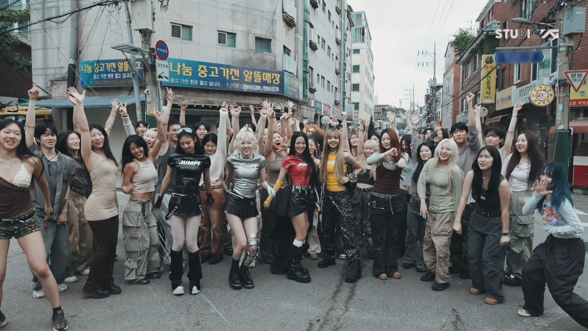 BLACKPINK 公開新歌〈JUMP〉MV 幕後花絮！超魔性 MV 拍攝秘密大公開！