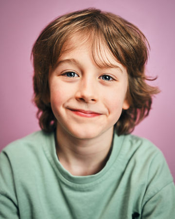 《哈利波特》影集版正式開拍了！最新開鏡照曝光「巫師小哈利」萌樣亮相　上映日期跟著宣布！