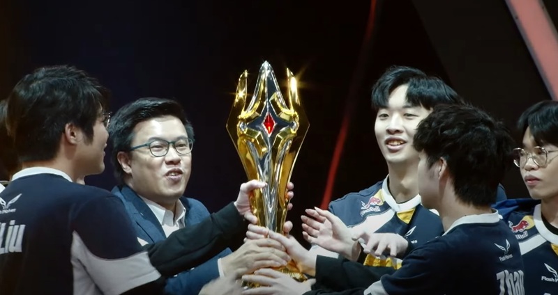﻿ 《Garena 傳說對決》APL 2025總決賽於7月20日在泰國曼谷盛大落幕，來自台港澳GCS賽區的閃電狼（Flash Wolves）在冠軍戰中上演「讓2追4」的驚天逆轉，以4比2擊敗泰國RPL賽區冠軍EArena，繼2020年後再度奪得世界冠軍，抱回20萬美元（約590萬新台幣）冠軍獎金。