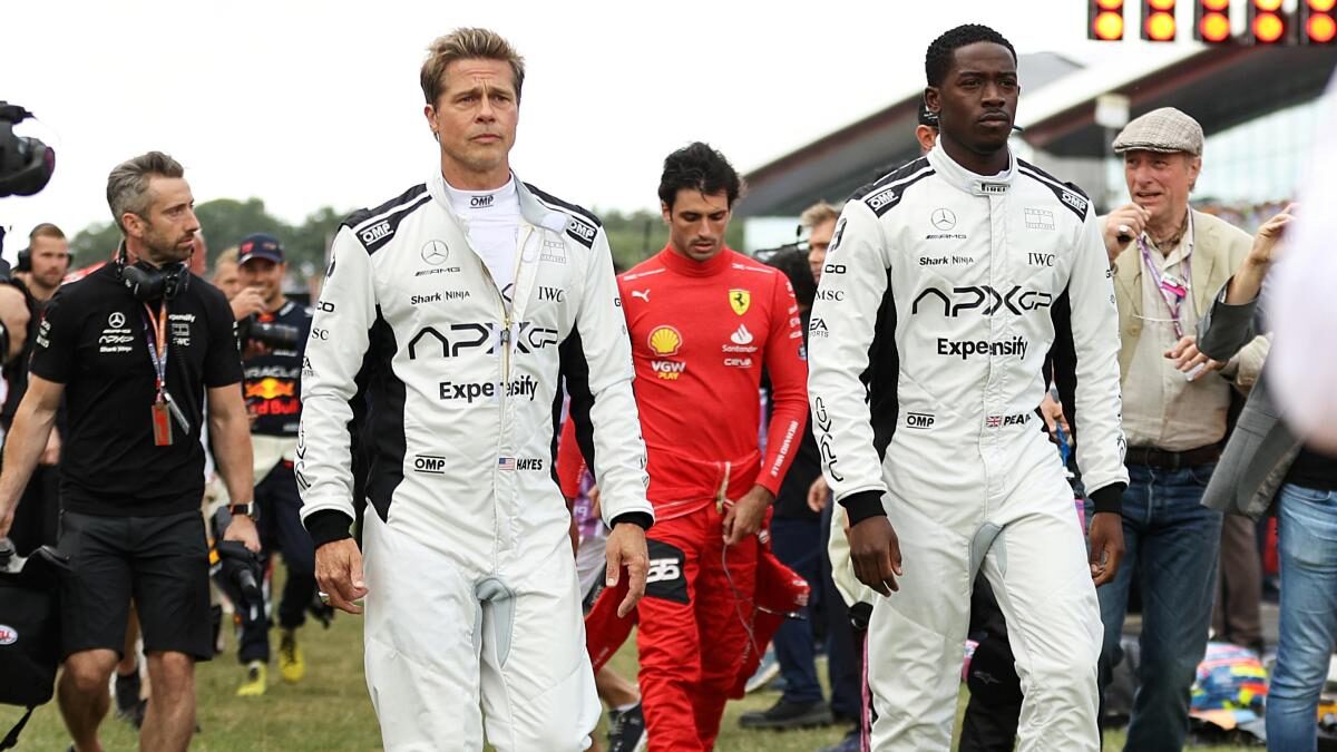 對尬布萊德彼特？！基努李維為「凱迪拉克進軍 F1」紀錄片操刀，身兼主持人、執行製片！