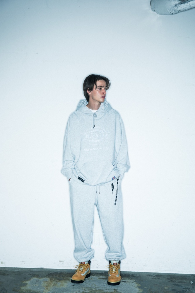 Dickies x mastermind JAPAN 全新聯名系列限量登場，引爆最奢華的暗黑工裝風格！