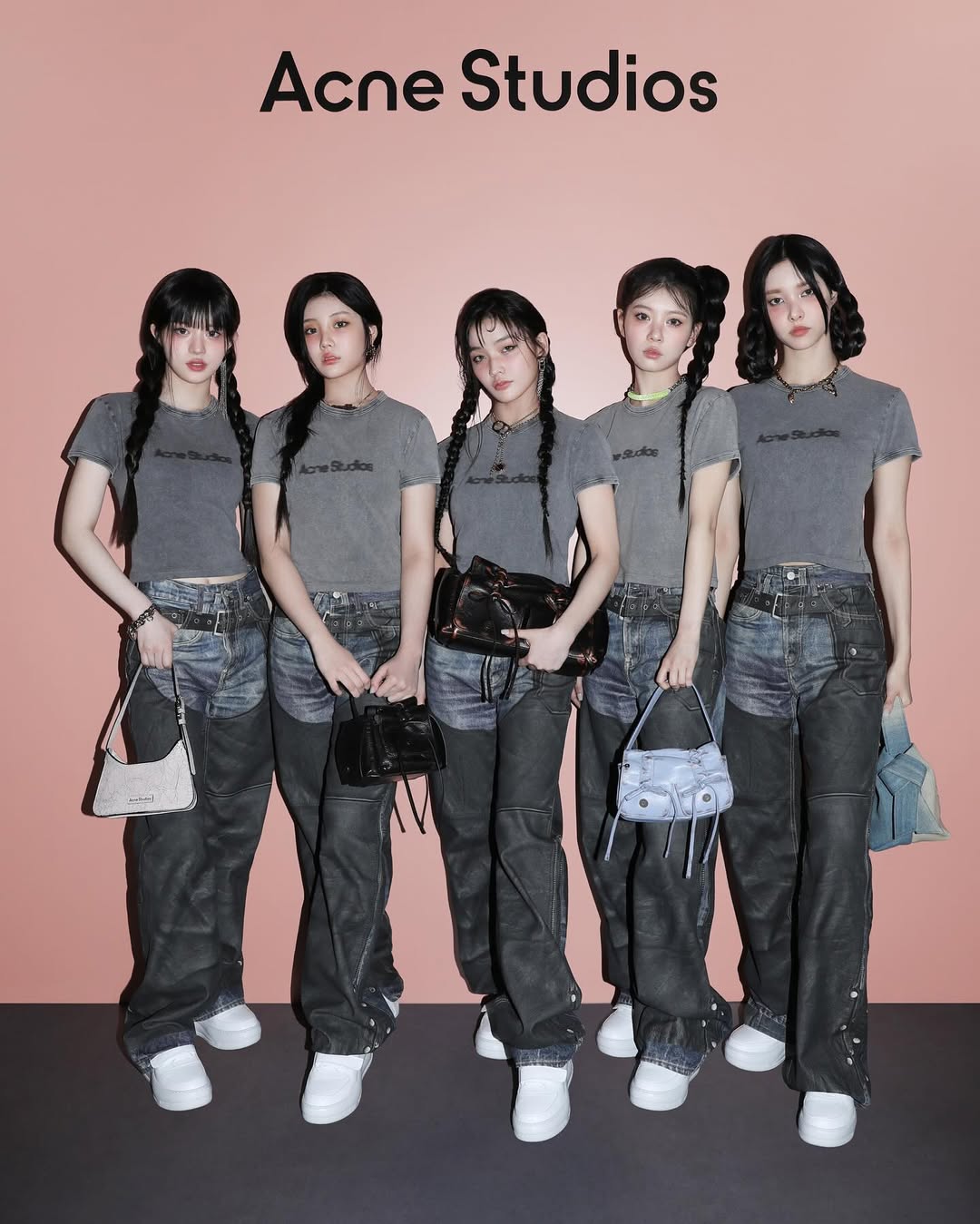 明明沒啥 Logo，卻讓全網酷妹都搶著穿！Jennie、Lisa 的愛牌 Acne Studios 到底有啥魅力？