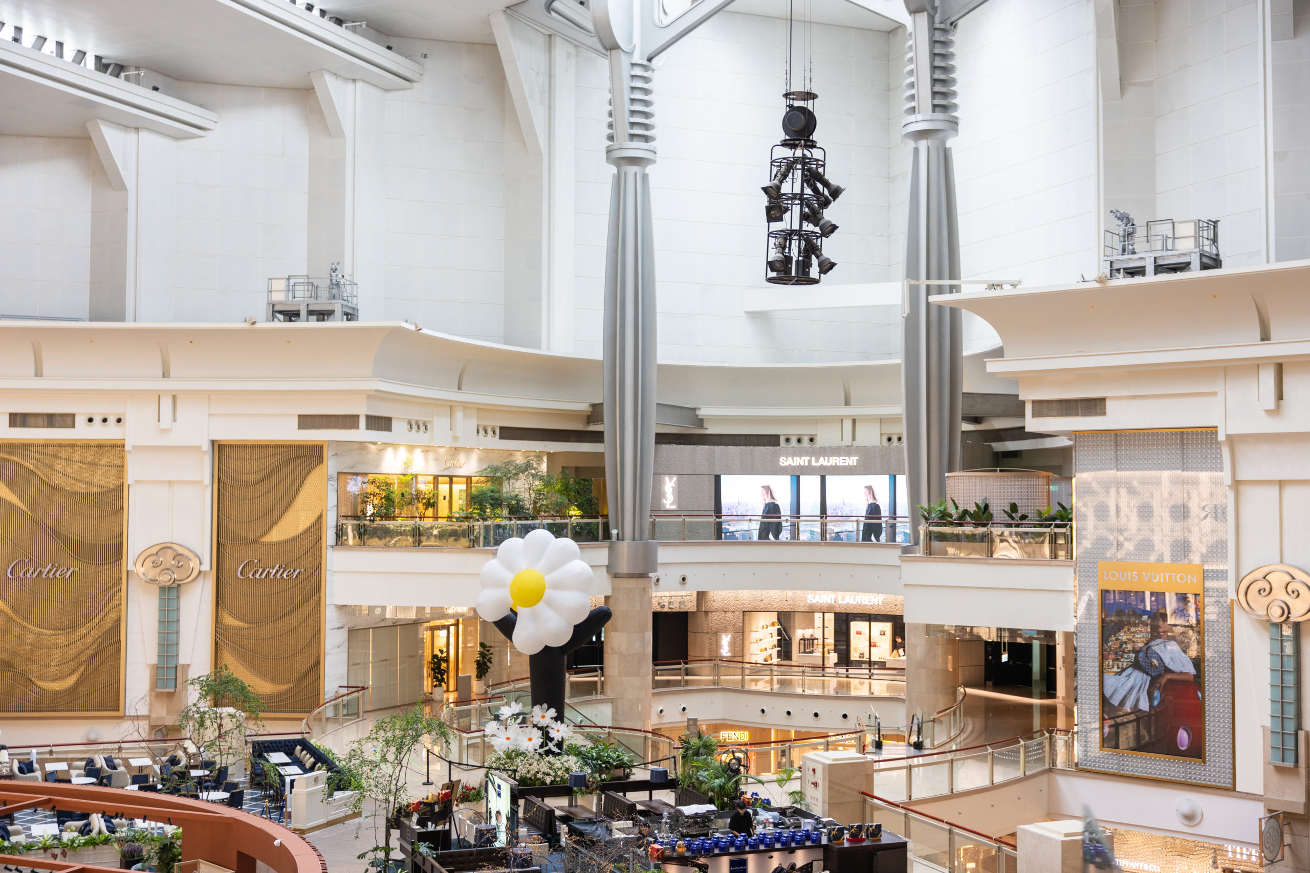 台北101攜品牌搶先揭幕秋冬流行趨勢，男性會員超過四成父親節成台北101年度大檔、男士精品主場刷聯名卡全館購物6％回饋起 19家銀行刷卡滿額豪禮贈不停 101獨家GD《Übermensch》展覽7/17-8/11先KPOP旋風