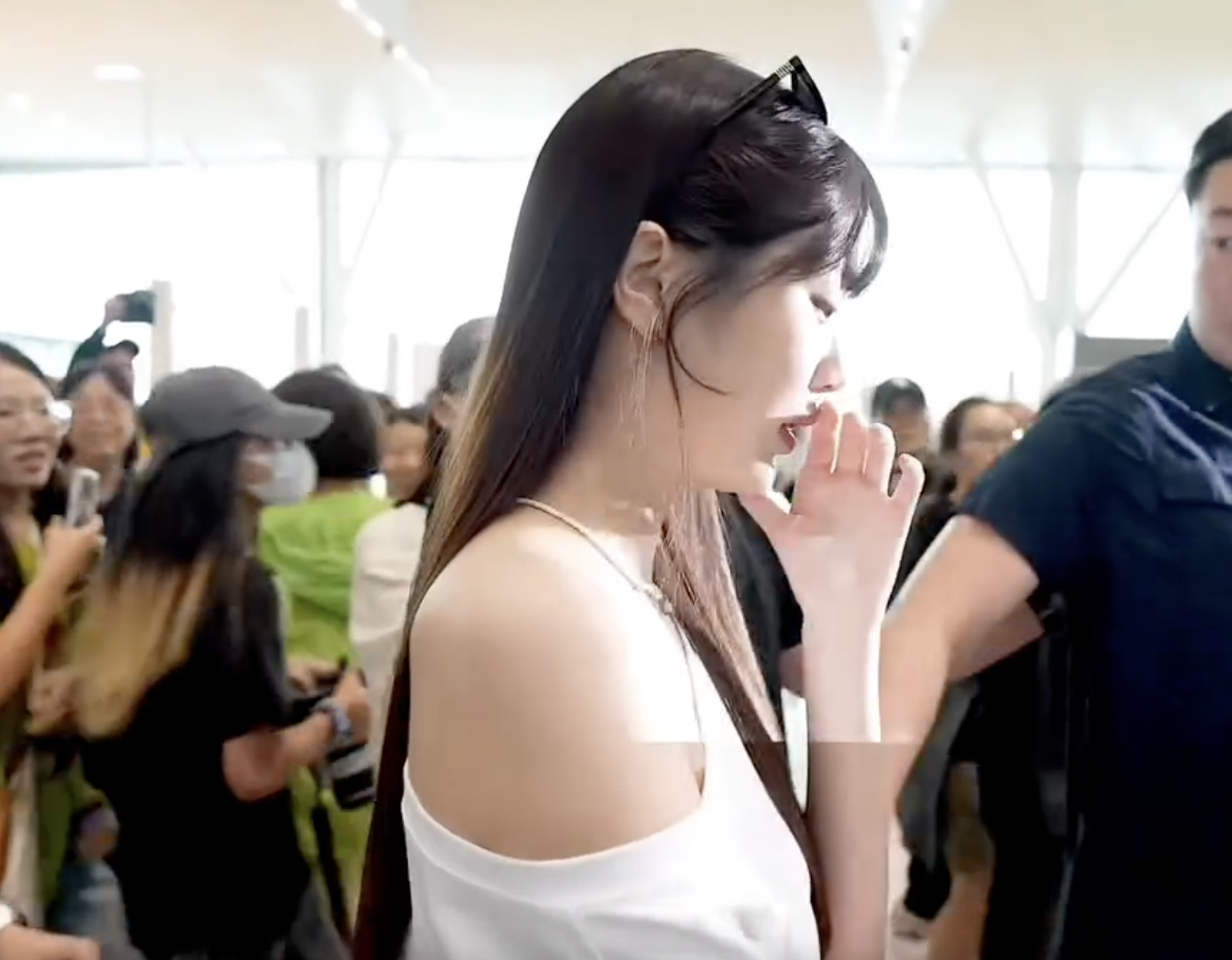 「表情管理天花板」也扛不住！IVE 張員瑛竟被臭到皺眉摀鼻？！