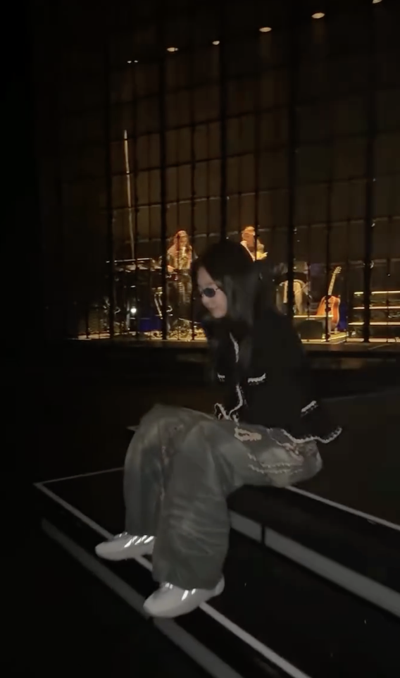 明明沒啥 Logo，卻讓全網酷妹都搶著穿！Jennie、Lisa 的愛牌 Acne Studios 到底有啥魅力？