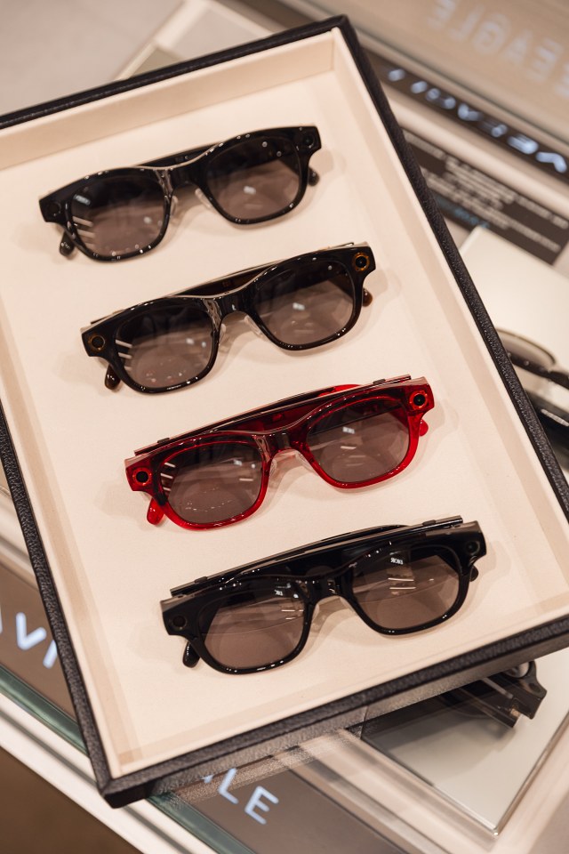 HTC智慧眼鏡 共有紅、咖啡、灰、黑四款配色