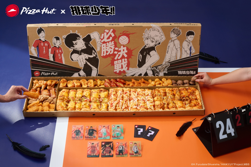 想一次擁有全套收藏，只要購買必勝客「一公尺派對盒」再加價399元，就能帶回包含2款隱藏版在內的10款《排球少年!!》透卡，完整集齊所有角色！