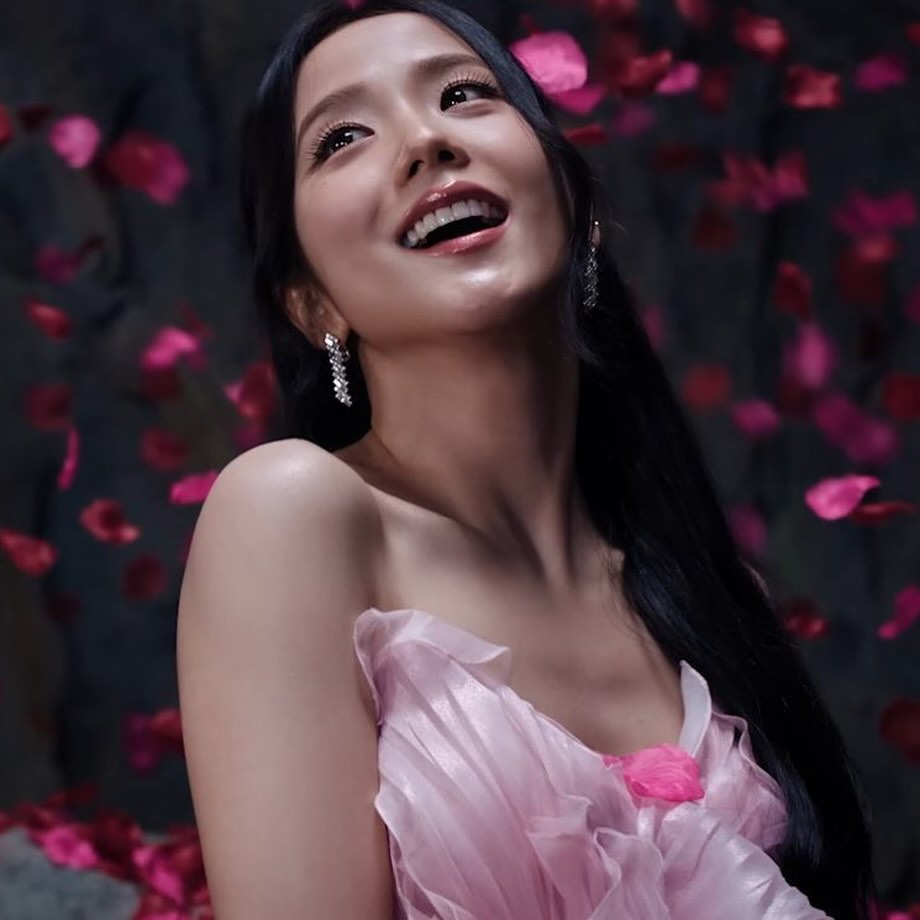 最美時尚寵兒！Jisoo 曬全新水鑽訂製服，Dior、Tommy Hilfiger全為她量身打造華麗表演裝！