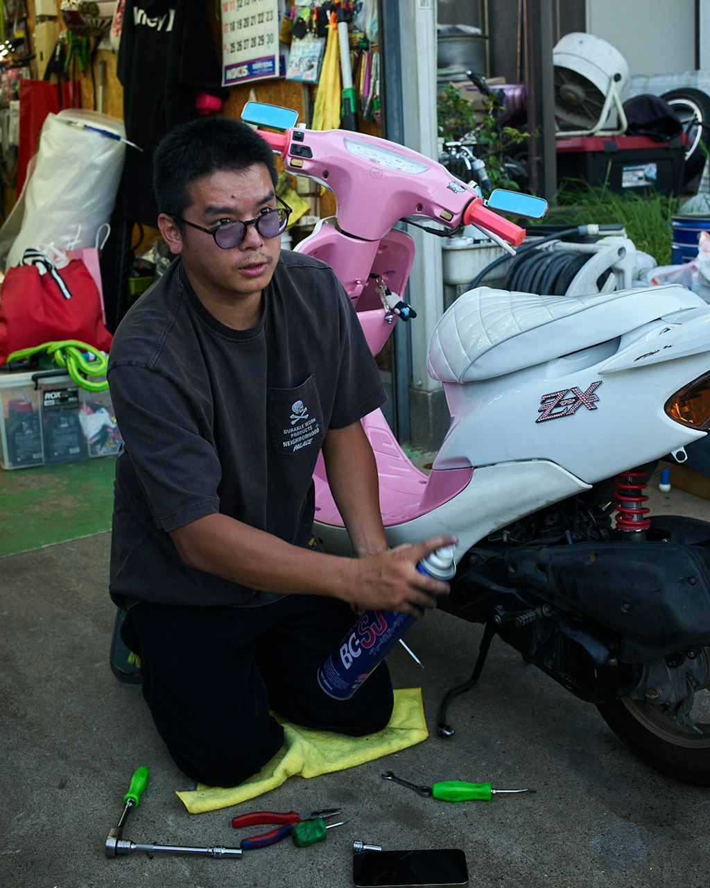 NEIGHBORHOOD® x PALACE 找來日本暴走族拍攝 Lookbook ，爆改 DIO 都入鏡！