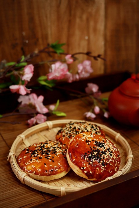 「硯微墨」首次推出中秋限定「蛋黃酥」與「燒餅」禮盒。