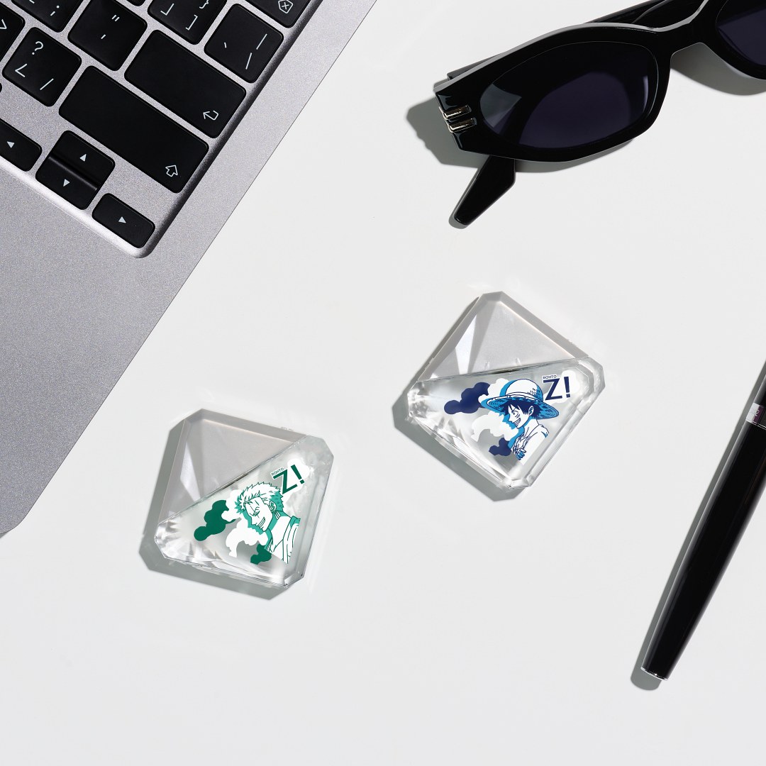 「樂敦勁眼藥水 x 航海王限定版」推出魯夫與索隆兩款包裝,抽色設計凸顯魯夫、索隆帥氣堅毅的神情,傳達「樂敦勁眼藥水」帶來的強勁涼感與提振精神!