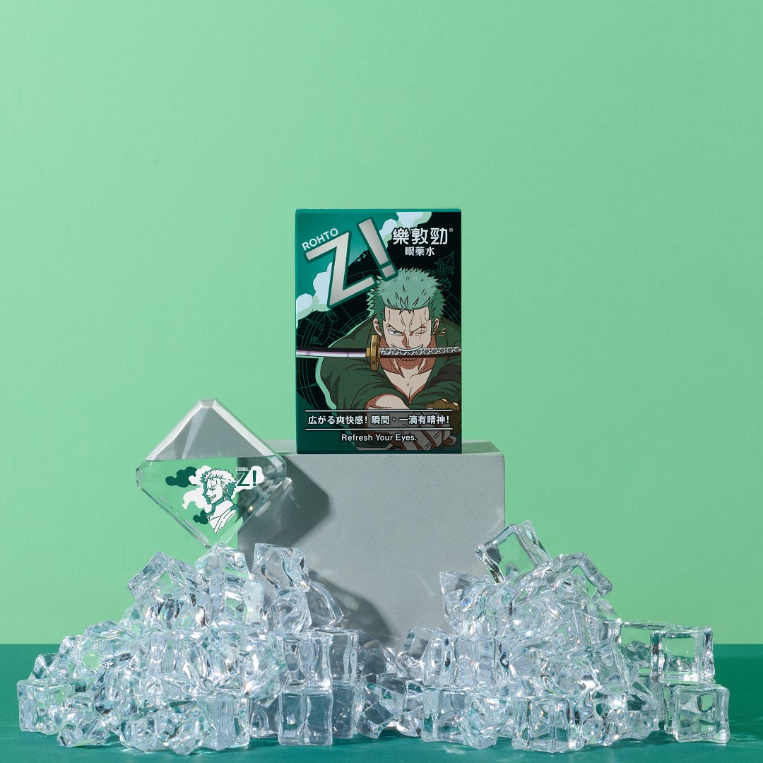 深綠色的索隆款以經典的羅盤作為背景點綴,嘴裡叼著一把刀的酷勁,表現出使用樂敦勁眼藥水後,擺脫疲倦,勇往直前的能量感