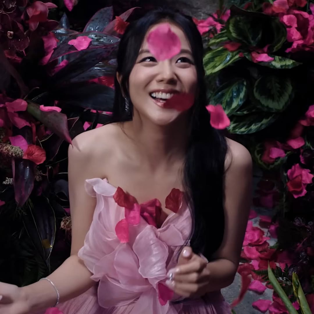 最美時尚寵兒！Jisoo 曬全新水鑽訂製服，Dior、Tommy Hilfiger全為她量身打造華麗表演裝！