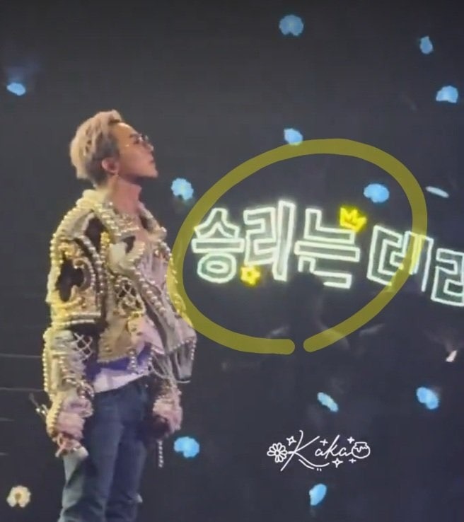 BIGBANG 鐵粉全傻眼！GD 香港世巡開唱，多位觀眾竟舉「勝利回歸」燈牌掀爭議